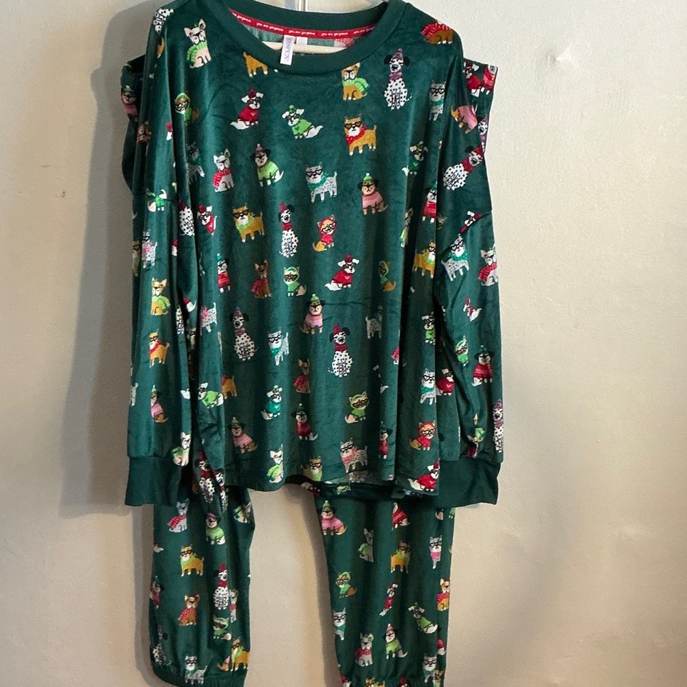 Women's Green Dog Print Pajama Set